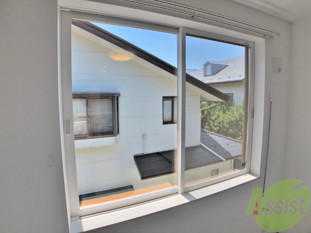 バルコニー　南向きの窓があるので、部屋も明るくなりますね。