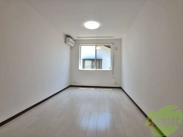 居室・リビング　８．３帖の洋室です。広々として、きれいですね。