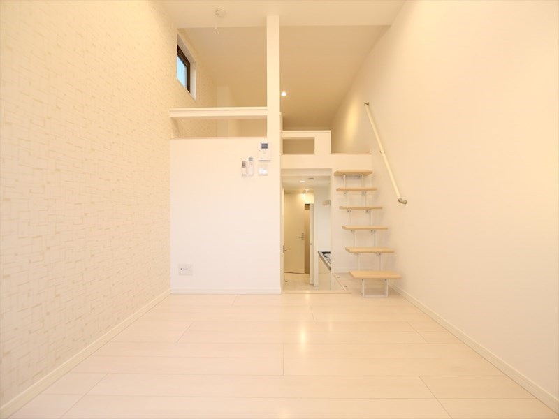 居室・リビング　洋室5.6帖　ロフト5.5帖（収納にも寝室にも使用できます）