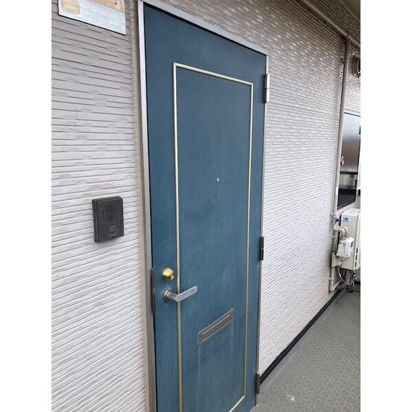 玄関　同建物の写真です