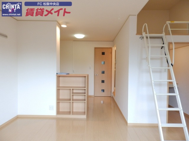 居室・リビング　同物件別室反転タイプ画像