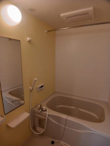 バス・シャワールーム　コンパクトで使いやすいお風呂です