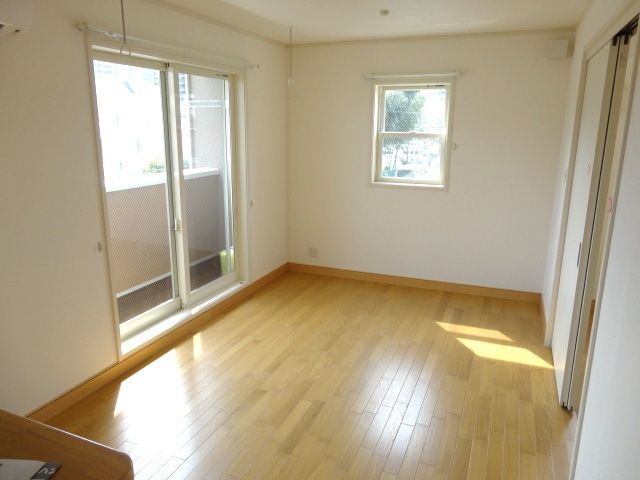 居室・リビング　２面採光の明るいリビングです