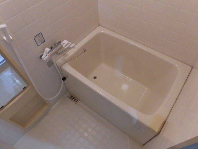 バス・シャワールーム　バストイレ別のきれいなバスルームです