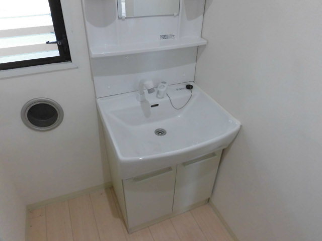 洗面設備　きれいな独立洗面台です