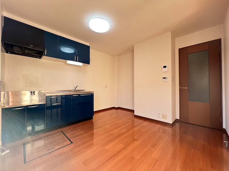 居室・リビング　キッチンは壁際にありお部屋も広く使えます！