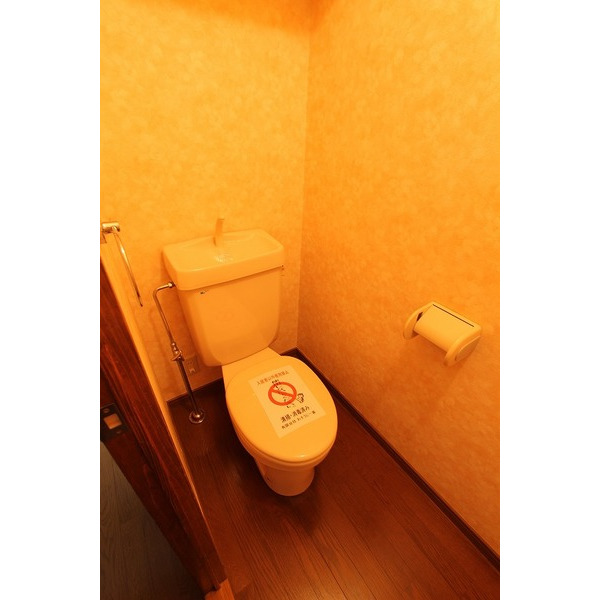 トイレ　※別室同じ間取りの写真。現況を優先します。