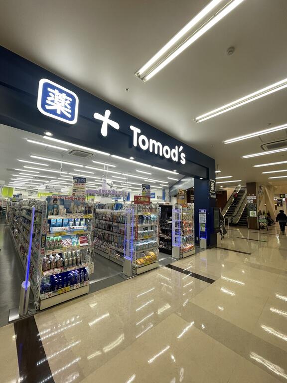 ドラックストア　トモズ横浜岡野店（ドラッグストア）まで244m