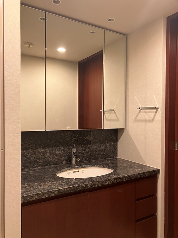 洗面設備　コンパクトで使いやすい洗面所