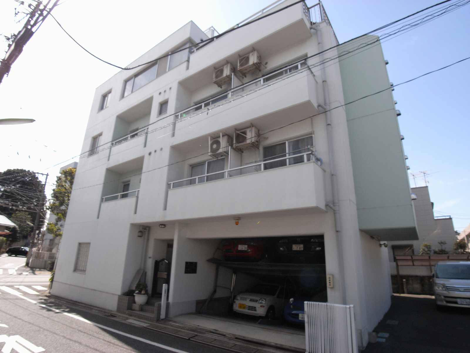 建物外観　１階は駐車場になっています。