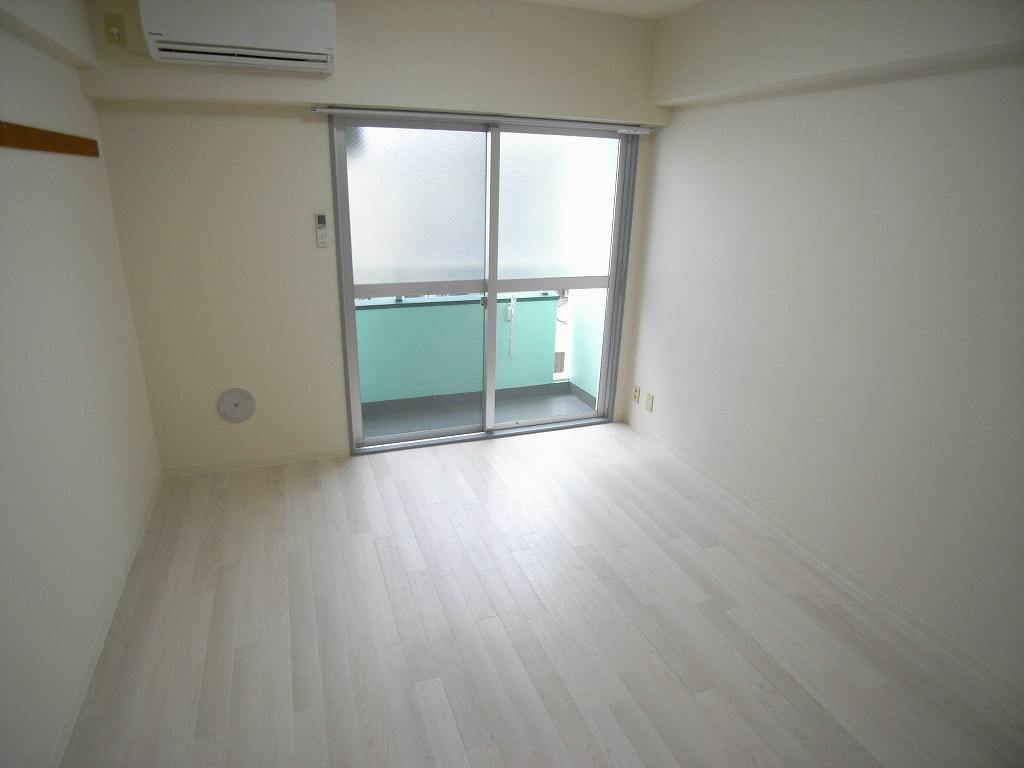 居室・リビング　天井が高く、明るいお部屋です。