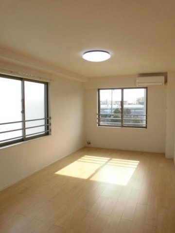 居室・リビング　こちらの居間で趣味の時間をお楽しみください