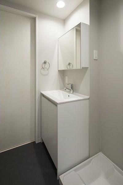 洗面設備　明るい洗面所です