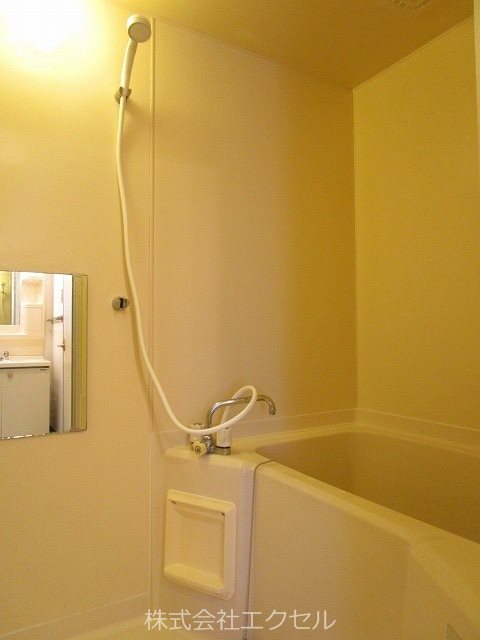 バス・シャワールーム　ゆったり入れるお風呂です。