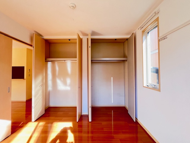 収納　洋室の収納は間口が天井まであります