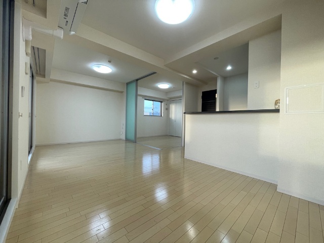 居室・リビング　※反転タイプのお部屋の写真です。