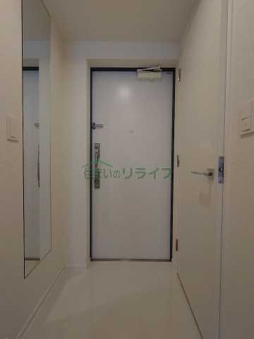 玄関　コンフォリア東新宿　※同タイプの別部屋写真です