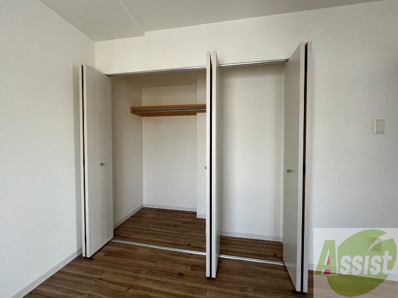 収納　こちらの収納にはハンガーをかけて服もしまえますね。