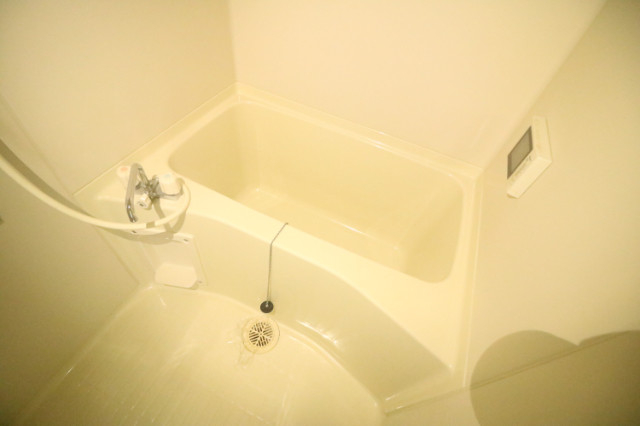 バス・シャワールーム　キレイなユニットタイプのお風呂が入ってます。