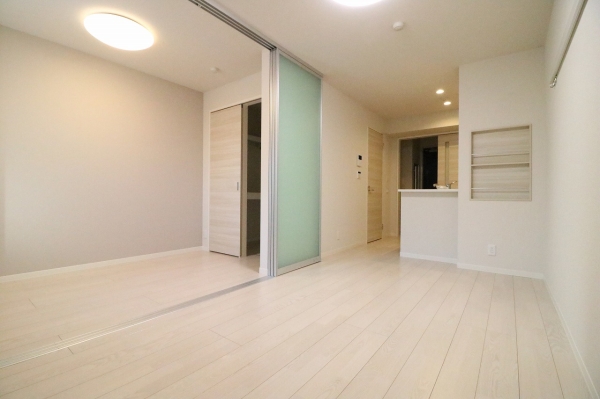 居室・リビング　1Fは白色系の配色となっております。