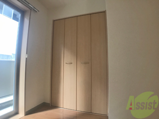 収納　リビングの窓際には広めのクローゼットがありますね