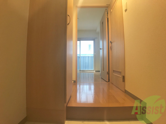 玄関　玄関を入ると横にはシューズボックス、正面がリビングですね