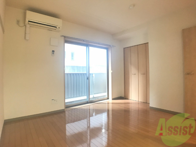 居室・リビング　大きな窓から日差しが入り明るい６．８帖のリビングです