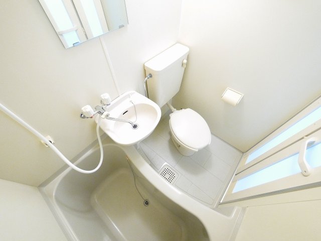 バス・シャワールーム　お掃除もし易いユニットバスタイプ。