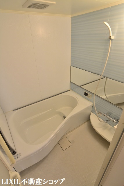 バス・シャワールーム　追い焚き機能付の一坪浴室です。