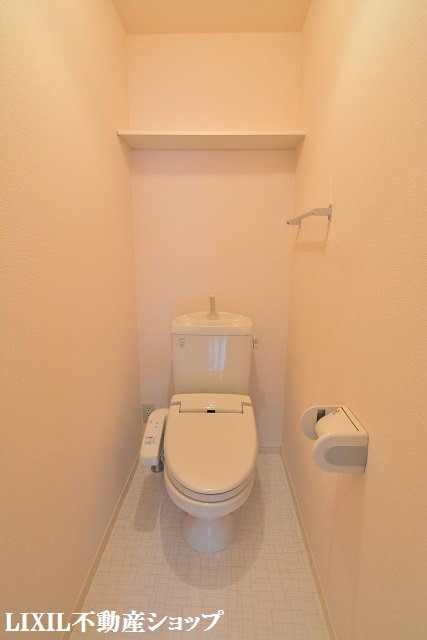 トイレ　上部に収納棚のあるウォシュレット付のトイレです。