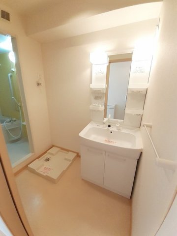 洗面設備　明るい洗面所です