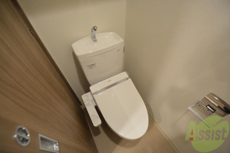 トイレ　白を基調とした清潔感のあるトイレです。