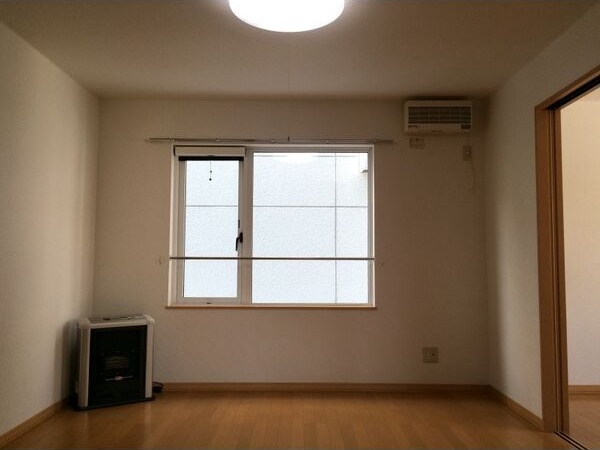 居室・リビング　明るい居間で気持ちまで明るくなりますね！