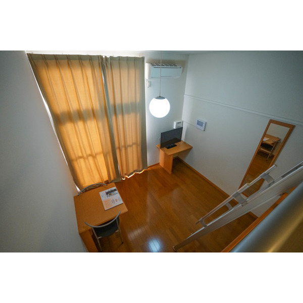 居室・リビング　同じ建物の別なお部屋