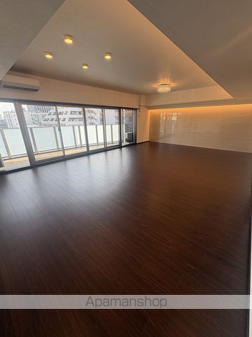 地下鉄堺筋線 北浜駅 徒歩7分 15階建 築1年の居間写真