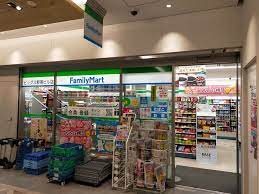 コンビニ　ファミリーマートビッグス新宿ビル店（コンビニ）まで504m