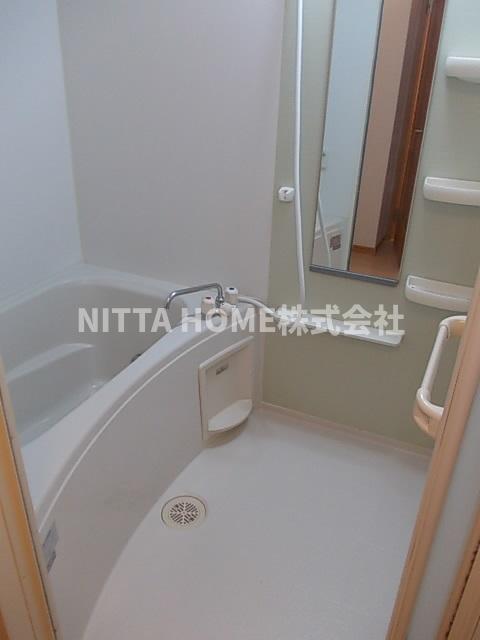 バス・シャワールーム　追い焚きや浴室乾燥機能付きです＊