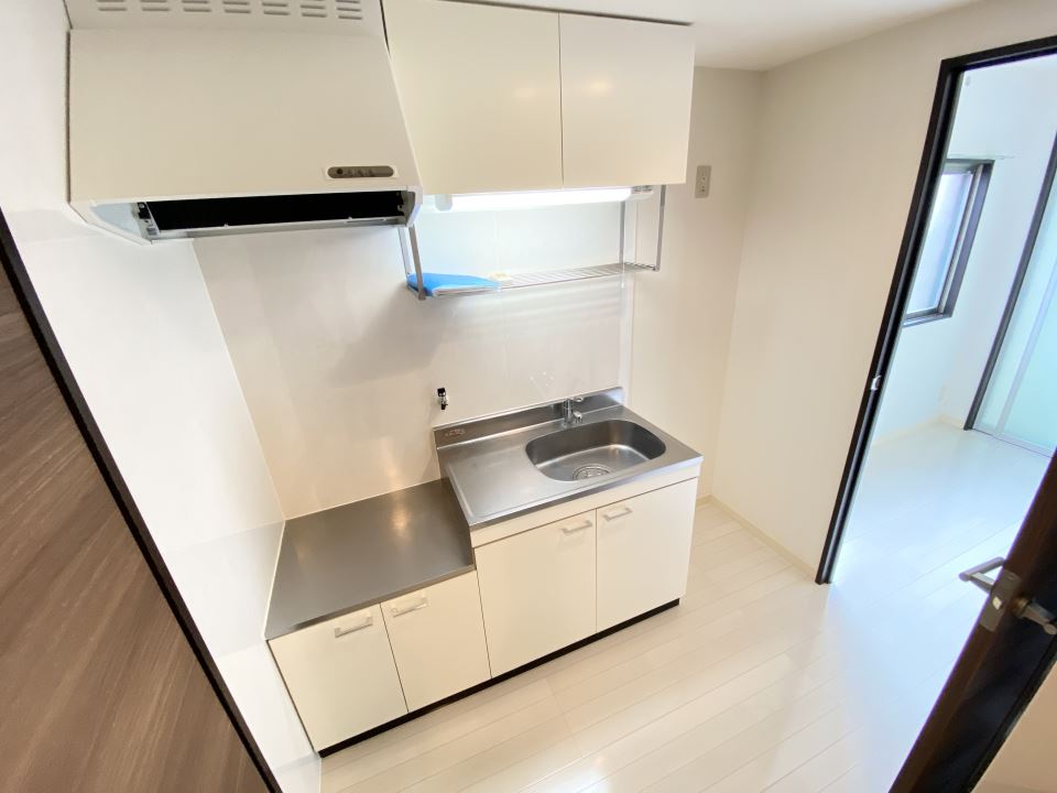 キッチン　角部屋、８．４畳の洋間