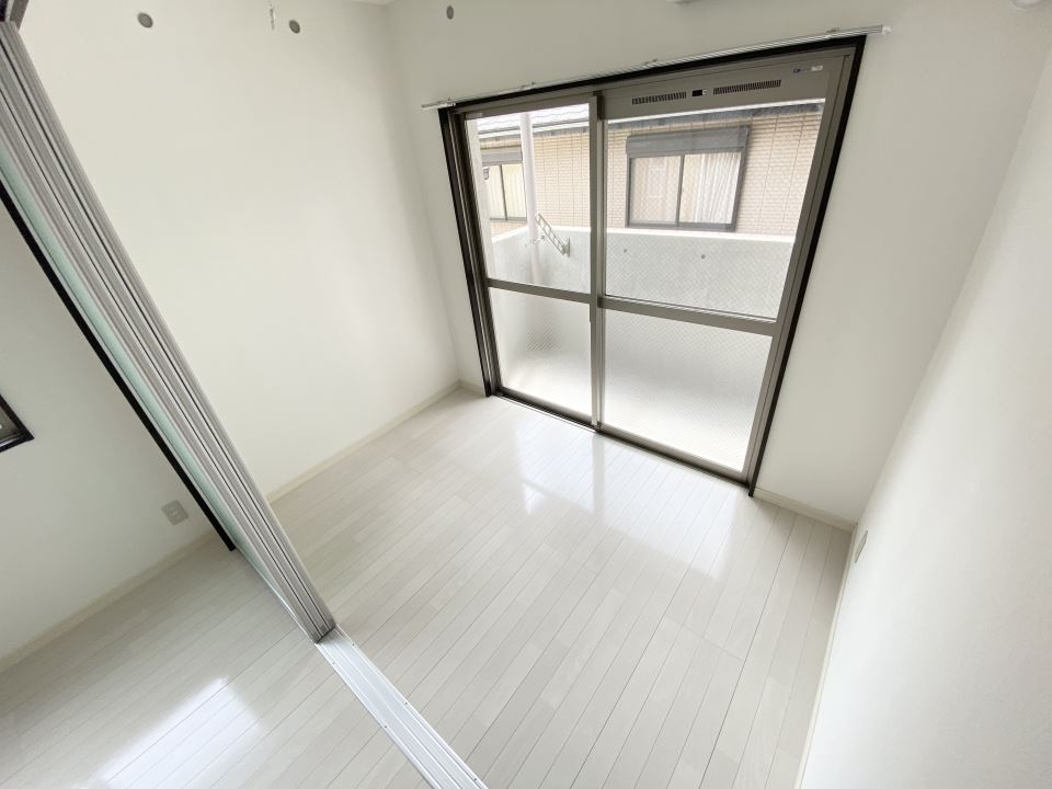 その他　浴室鏡、窓あります