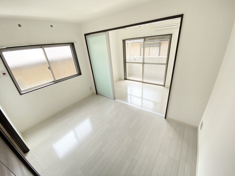 居室・リビング　ベットスペースとは摺りガラスで仕切れます