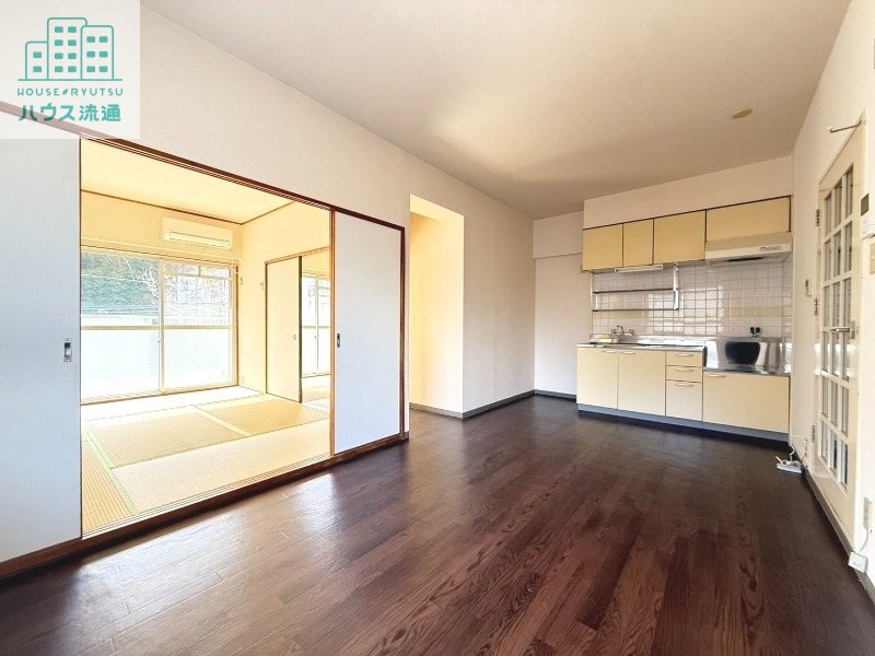 居室・リビング　※別号室のお写真です。