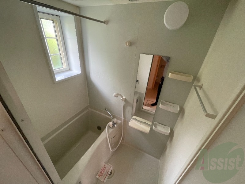 バス・シャワールーム　浴室は広めなのでゆったり落ち着けそうですね。