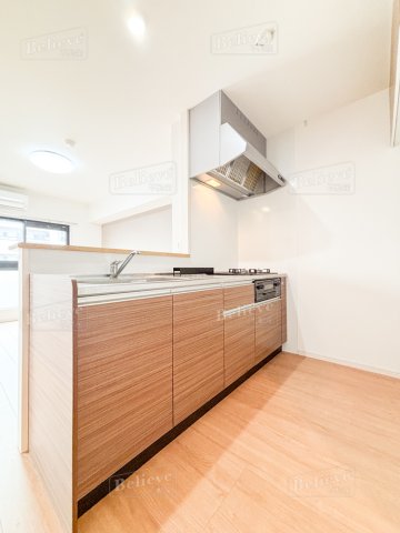 キッチン　3口コンロ・グリル付きの使いやすいシステムキッチンです♪