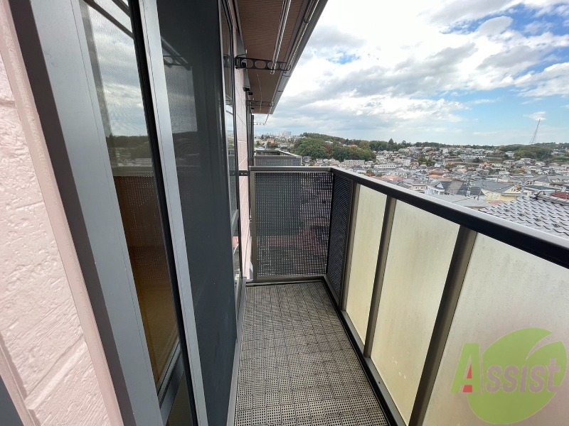 バルコニー　バルコニースペースも広く、洗濯物も問題なく干せそうですね。