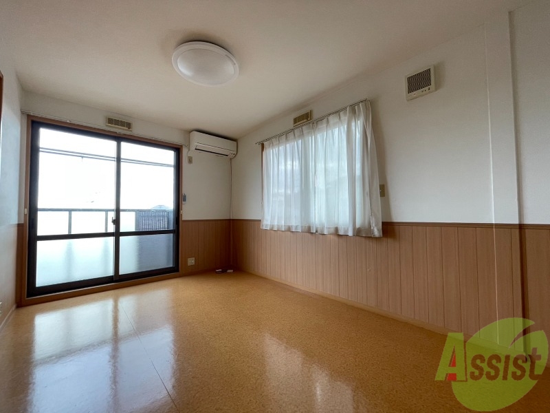 居室・リビング　広々として、家具関係も問題なく置けそうですね。