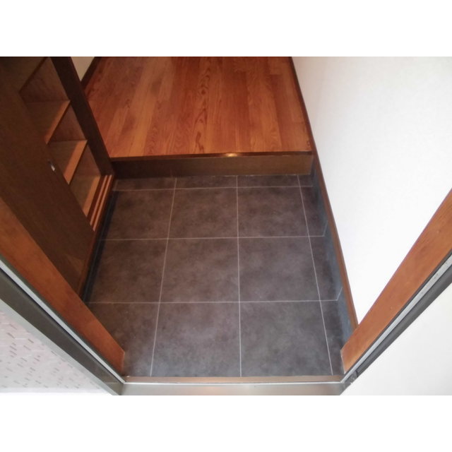 玄関　※別部屋の参考写真になります。