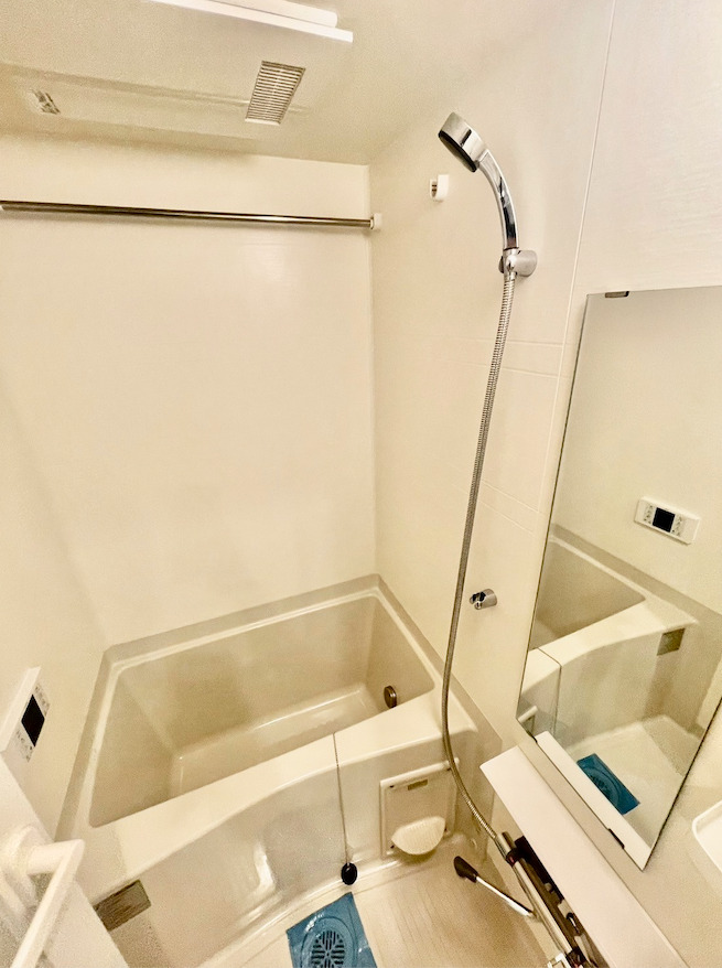 バス・シャワールーム　別部屋反転写真