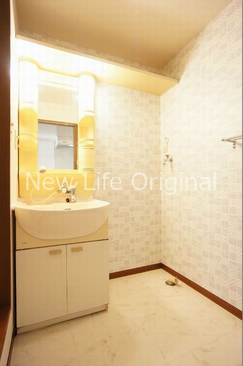 洗面設備　シャワー付き洗面台で朝の支度も楽にできます☆