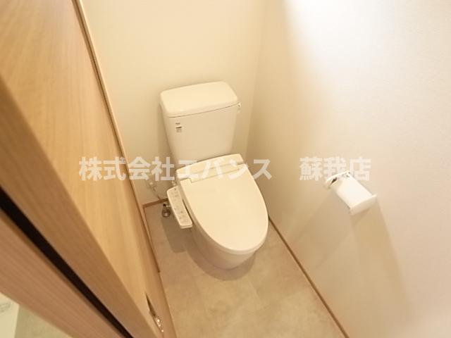 トイレ　別部屋の写真になります。