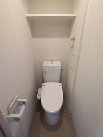 トイレ　※写真は同じマンションの違う部屋のものになります。
